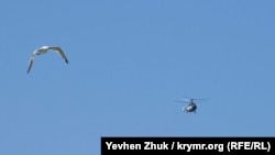 Російський військовий вертоліт Ка-27 підлітає до аеродрому «Кача»