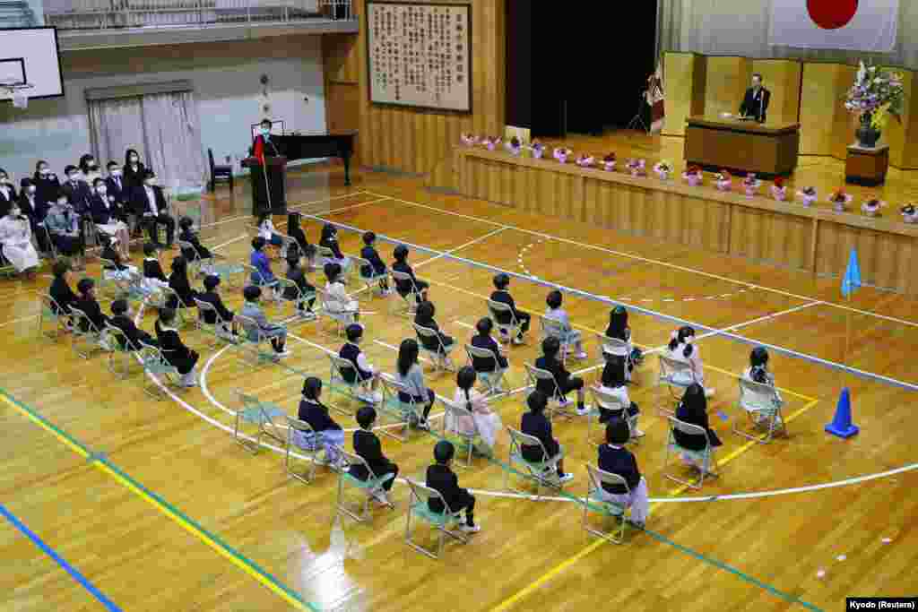 Učenici u školi u Tokiju sede na sigurnom odstojanju nakon što su neke škole u Japanu otvorene 5. aprila. Japan je jedna od zemalja koja je prva prijavila slučajeve korona virusa i zatvorila škole 27. februara. Jedna majka u Japanu, čije dete još uvek nije krenulo u školu jer je zatvorena, kaže da je mere karantina zabrinjavaju "jer je njen sin proveo značajno više vremena ispred televizora". Kaže i da se plaši korona virusa, ali i da "ovakav način života dostiže svoje granice".
