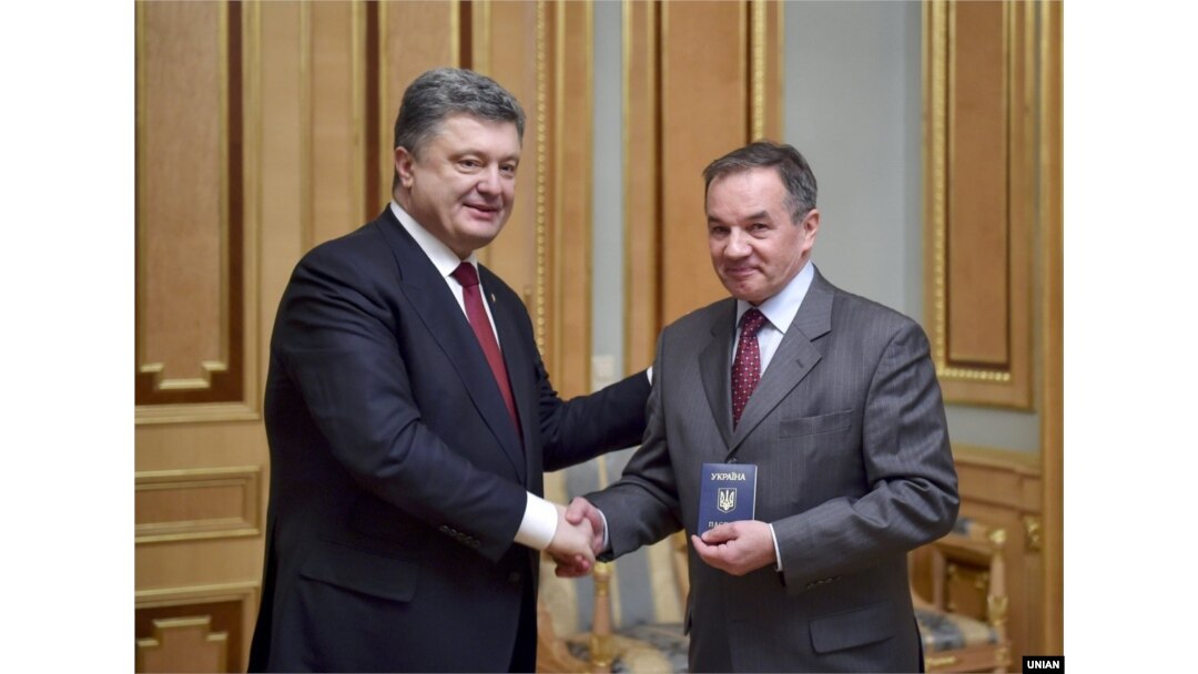 Президент України Петро Порошенко (ліворуч) вручає паспорт громадянина України Мішелю Терещенку. Київ, 21 березня 2015 року