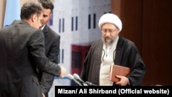 پیشتر برخی از کاربران شبکههای اجتماعی از رایزنی صادق لاریجانی برای آزادی اکبر طبری و گرفتن اجازه از خامنهای برای عزیمت به نجف خبر داده بودند.