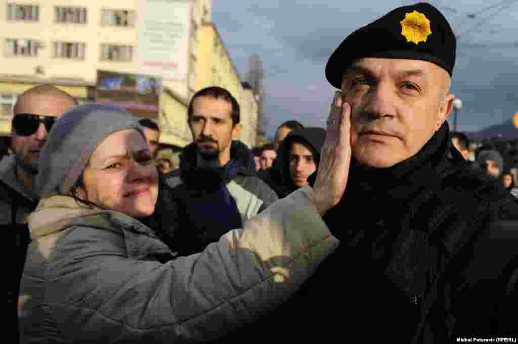 "Общение" народа с полицией. Сараево, 6 февраля