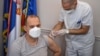 Міністр охорони здоров’я Сербії Златибор Лончар перед камерами отримує щеплення китайською вакциною Sinopharm, Белград, 19 січня 2021 року
