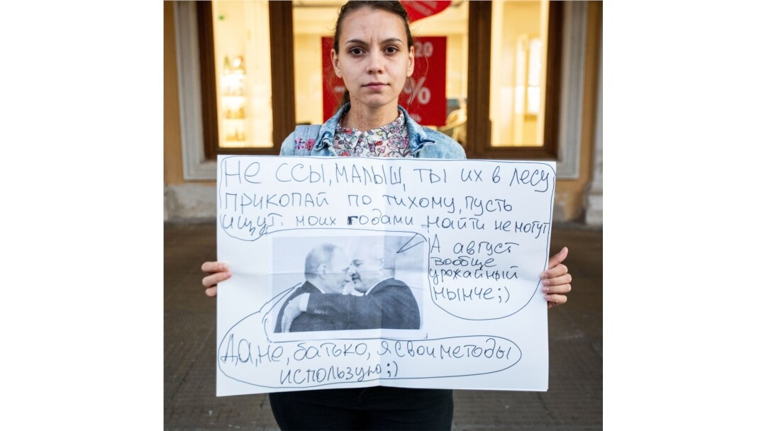 Під час пікету в російському Петербурзі після отруєння російського опозиціонера Олексія Навального. Петербург, 21 серпня 2020 року
