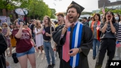 Harvard məzunları beynəlxalq tələbələrə dəstək üçün "Harvard tələbələri azadlıq uğrunda" mitinqində. Boston.
