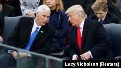 Майк Пенс (Л) і Дональд Трамп 