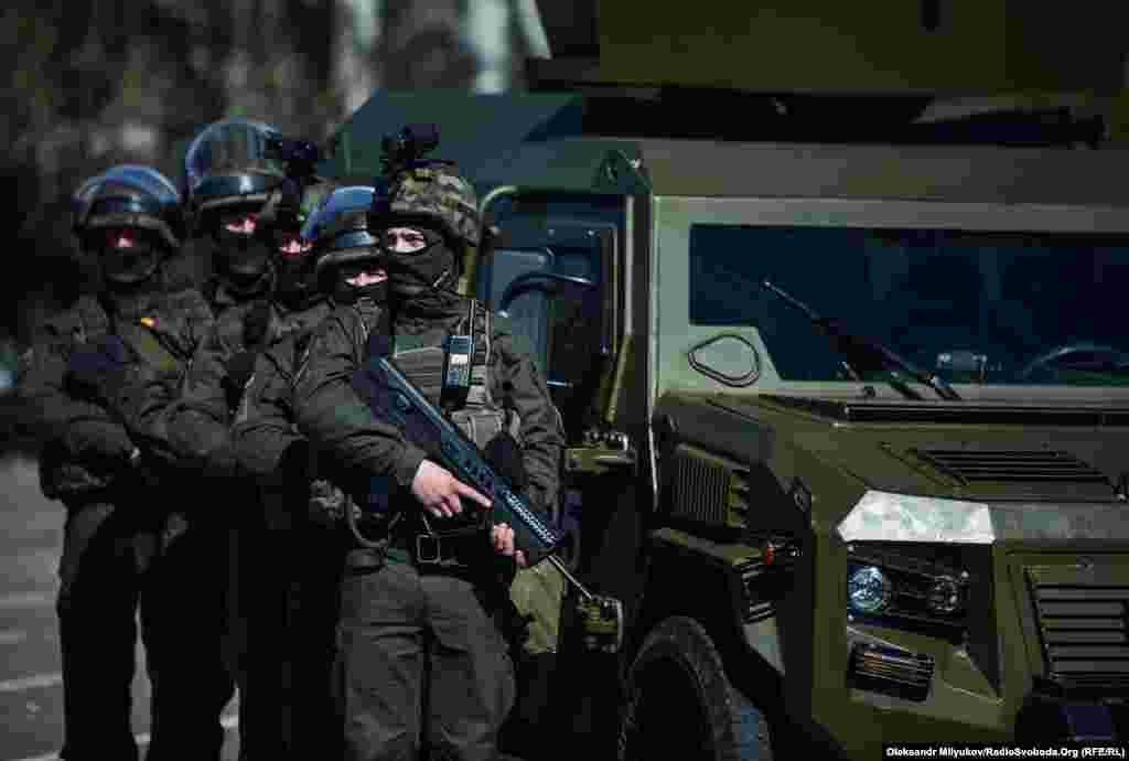 В Одесі напередодні річниці трагедії 2 травня і Дня перемоги 9 травня для правоохоронців, які охоронятимуть громадську безпеку, провели інструктаж. Одеса, 28 квітня 2017 року ПЕРЕГЛЯНЬТЕ ФОТОГАЛЕРЕЮ