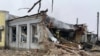Ракетний удар по Ізюму: cили РФ поцілили в адмінбудівлю, під завалами перебуває людина