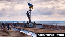 В останні тижні українські військові звільнили значні території, захоплені російськими силами в Харківській області (на фото: українські бійці встановлюють прапор України у звільненому селищі міського типу Висококопіллі на Херсонщині, 4 вересня 2022 року)