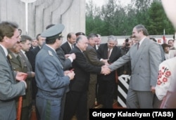 Урачыстая ліквідацыя дзяржаўнай мяжы паміж Беларусьсю і Расеяй. Расейскі прэм'ер Віктар Чарнамырдзін і прэзыдэнт Беларусі Аляксандар Лукашэнка, 26 траўня 1995 году
