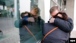 Porodice oplakuju najmilije, aerodrom Pulkovo, Sankt Peterburg