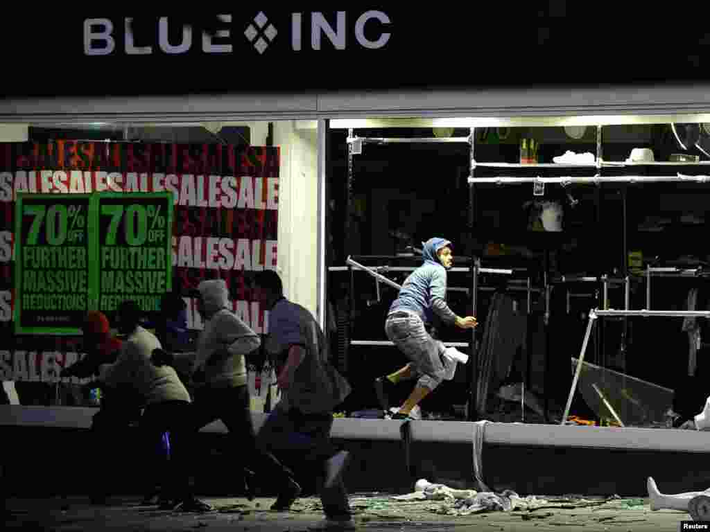 Velika Britanija - Nemiri su izbili pošto je u sukobu s policijom pod nerazjašnjenim okolnostima poginuo 29-godišnji Mark Dugan, 08.08.2011. Foto: Reuters / Dylan Martinez