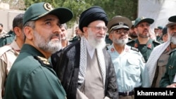 امیرعلی حاجیزاده، فرمانده نیروی هوافضای سپاه (سمت چپ) در کنار رهبر جمهوری اسلامی