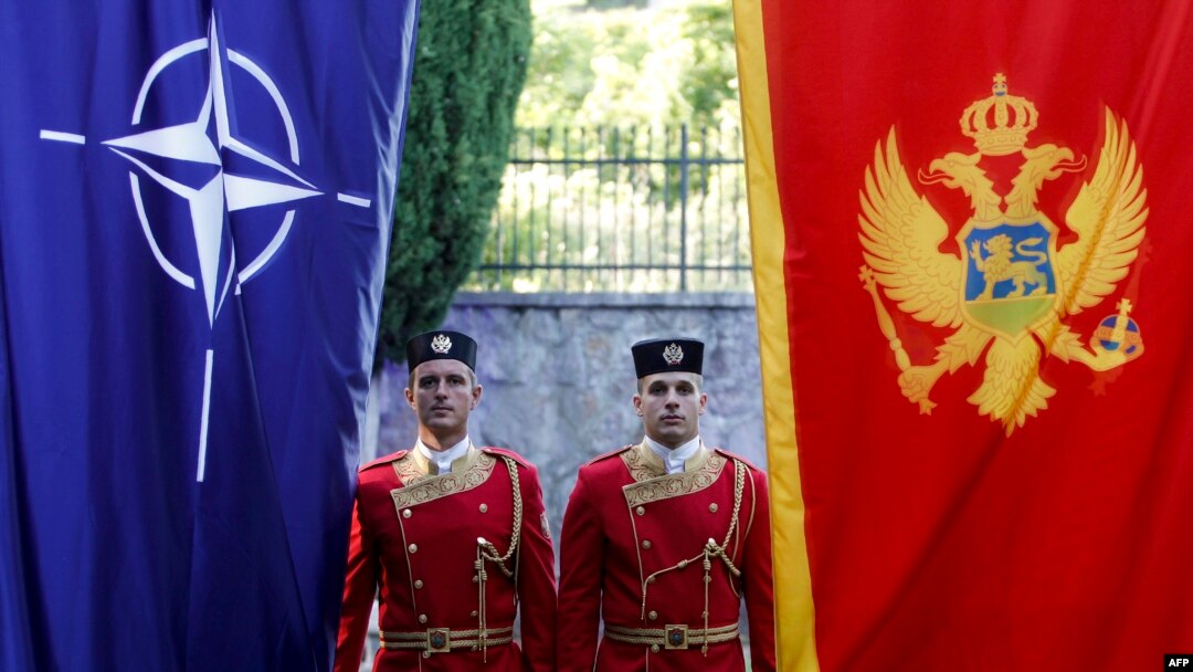 Gardisti crnogorske vojske među zastavama NATO i Crne Gore 