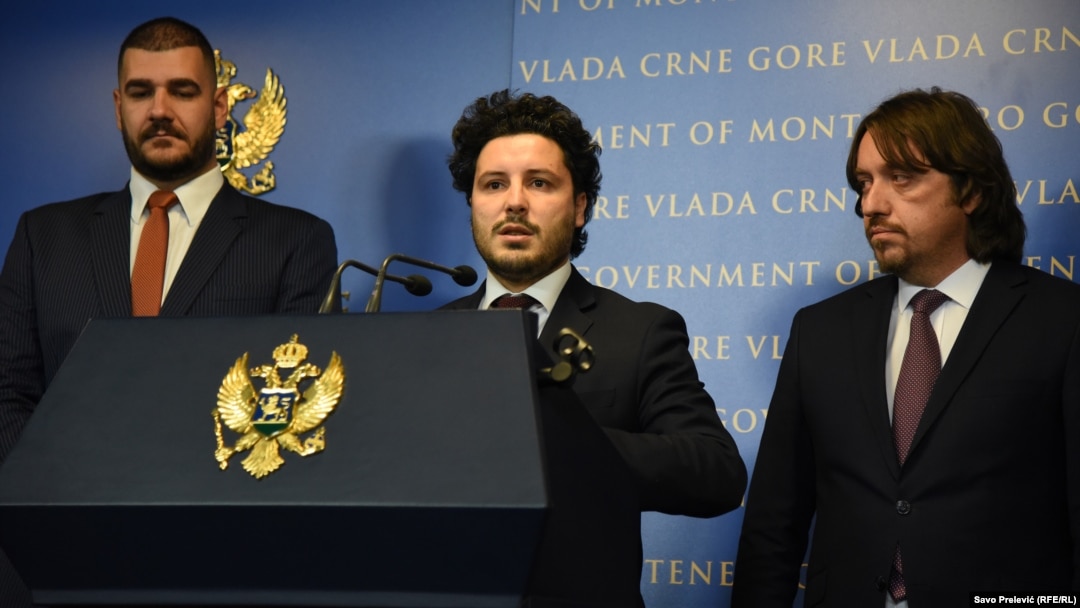 Potpredsjednik Vlade Dritan Abazović (u sredini) koji je i koordinator bezbjednosnih službi, ministar unutrašnjih poslova Sergej Sekulović (desno) i državni sekretari Rade Milošević na konferenciji za medije 15. oktobra u Podgorici. 
