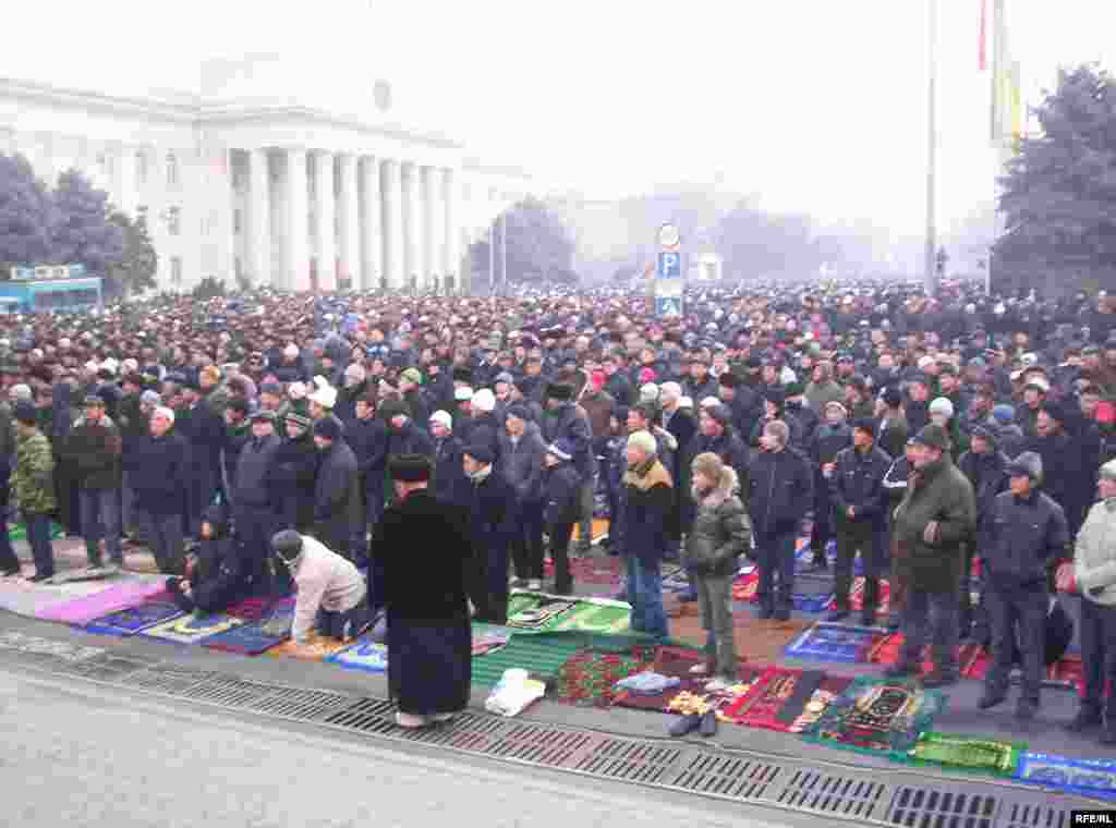 Айт намазга бул жолу жүз миңдей эл чогулганы айтылууда - Kyrgyzstan -- On Kyrgyz Muslims' Kurman Ait (Eid al-Adkha) Mass Prayer at the Square, Bishkek, 08dec08