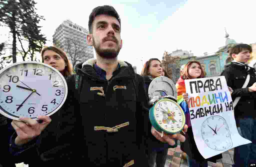 Акція незалежних громадських ативістів під Верховною Радою з вимогою ухвалити всі законопроекти, необхідні для «безвізового пакету» з ЄС. Київ, 12 листопада 2015 року БІЛЬШЕ ПРО ЦЕ