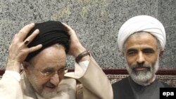 مجید انصاری (سمت راست) در کنار محمد خاتمی، رییس مجمع روحانیون مبارز و رییس جمهور پیشین جمهوری اسلامی