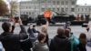 Вантажівка перевозить танк Т-34 радянських часів після військового параду на День перемоги в Москві, Росія, 9 травня 2023 року