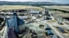 Кыргызстандагы цемент заводдорунун бири. Иллюстрациялык сүрөт.