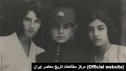 محمدرضای ولیعهد همراه با خواهرانش اشرف (راست) و شمس