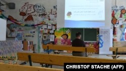 یک پناهجوی سوری در انتظار شروع کلاس آموزشی ویژه پناهجویان در آلمان