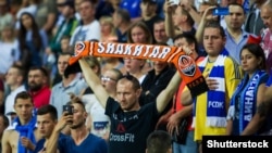 «У понеділок і четвер усі футболісти, тренери й співробітники першої команди пройдуть додаткове тестування, після якого буде визначено подальші дії», – додали у клубі
