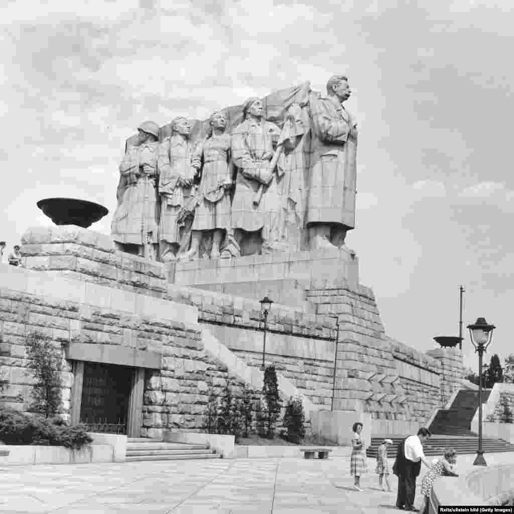 Помнік Сталіну, якім яго бачылі летам 1960 г. Гранітна-бэтонны бамбіза прастаяў з 1955 г. да 1962 г., калі яго разьбілі на кавалкі падчас «дэсталінізацыі» Савецкага Саюзу.