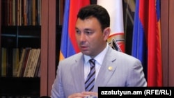 ՀՀԿ խոսնակ Էդուարդ Շարմազանովը ճեպազրույցի ժամանակ, արխիվ