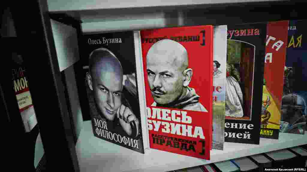 Продавец магазина «Пресса» рассказала, что в 2015-2016 годах в старом аэропорту книги украинского писателя Олеся Бузины гости Крыма «брали чуть ли не нарасхват»