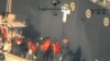 Pentagon tarapyndan ýaýradylan surat. Bu suratyň 13-nji iýunda Omanyň kenaryndaky suwlarda ABŞ-nyň deňiz harby dikuçary tarapyndan surata düşürilendigi aýdylýar.
