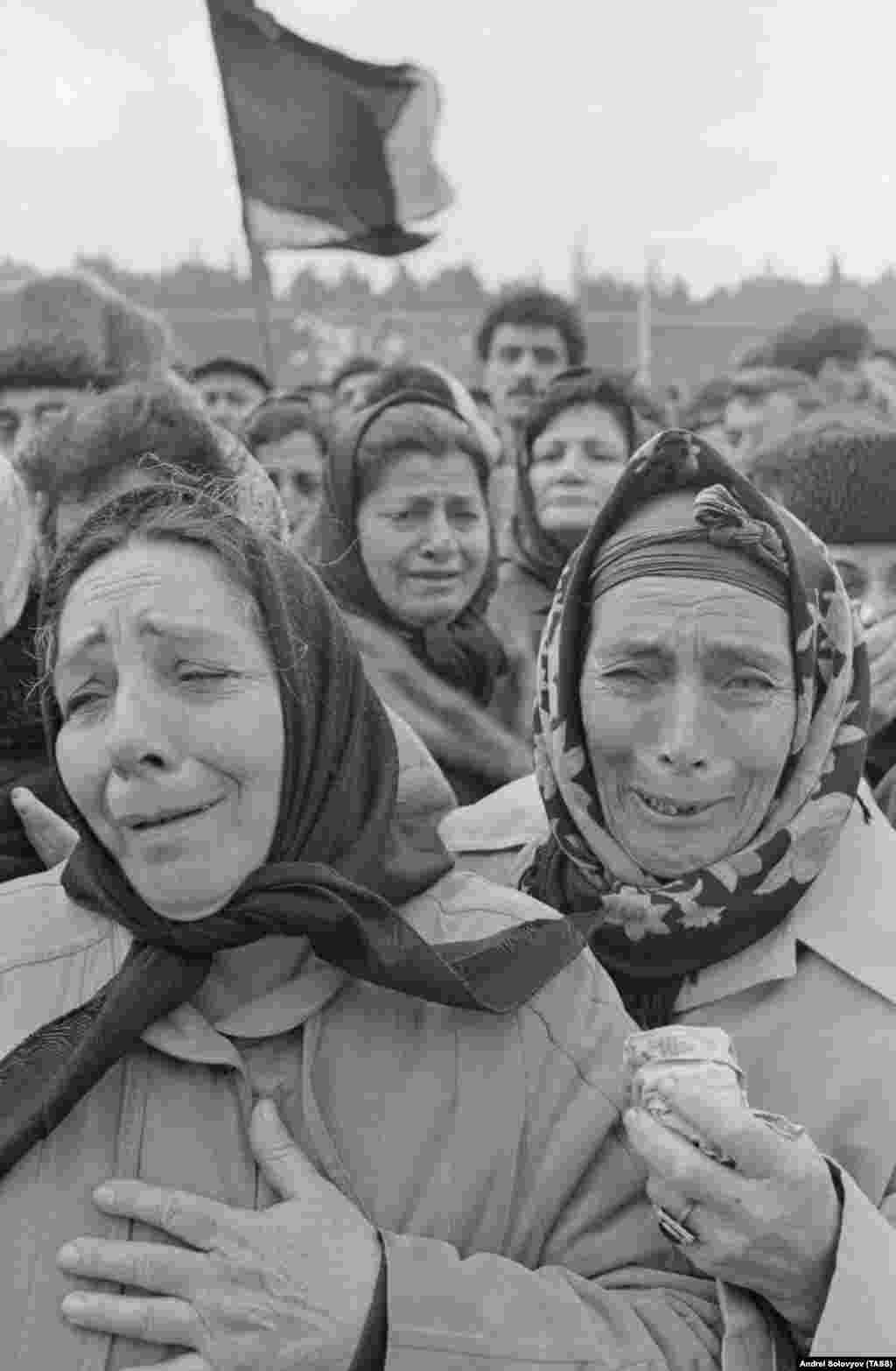Родичі оплакують жертв кривавого придушення на похоронах в Баку, 21 січня.