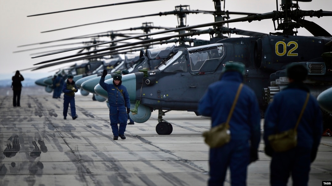 Російські військові гелікоптери Ка-52 під час навчань, архівне фото, 2016 рік
