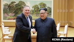Майк Помпео менен Түндүк Кореянын президенти Ким Чен Ын. 9-май, 2018-жыл