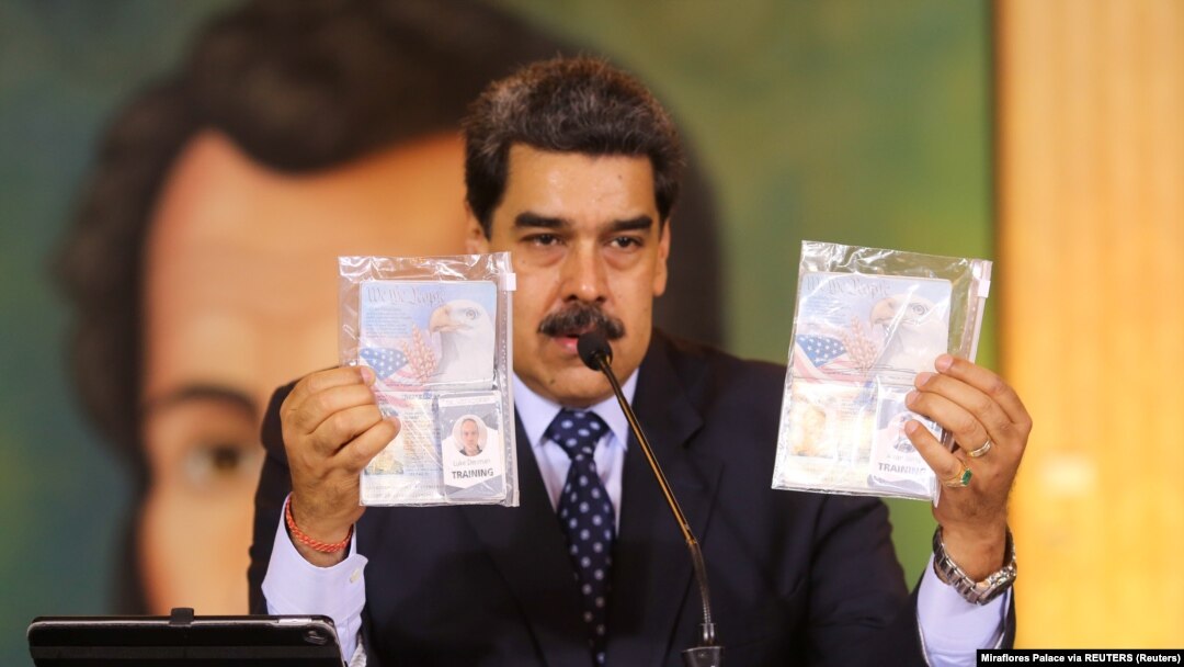 Predsednik Venecuele Nikolas Maduro pokazuje lična dokumenta, 6. maj 2020.