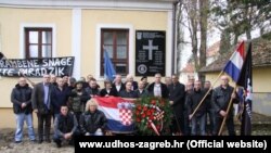 Udruga dragovoljaca HOS-a ispred sporne ploče u Jasenovcu