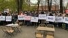 Протестувальники запевняють, що у ресторанах й кафе і так дотримуються заходів безпеки, а в разі нових обмежень зазнають ще більших збитків для бізнесу (Львів, 11 листопада 2020 року)
