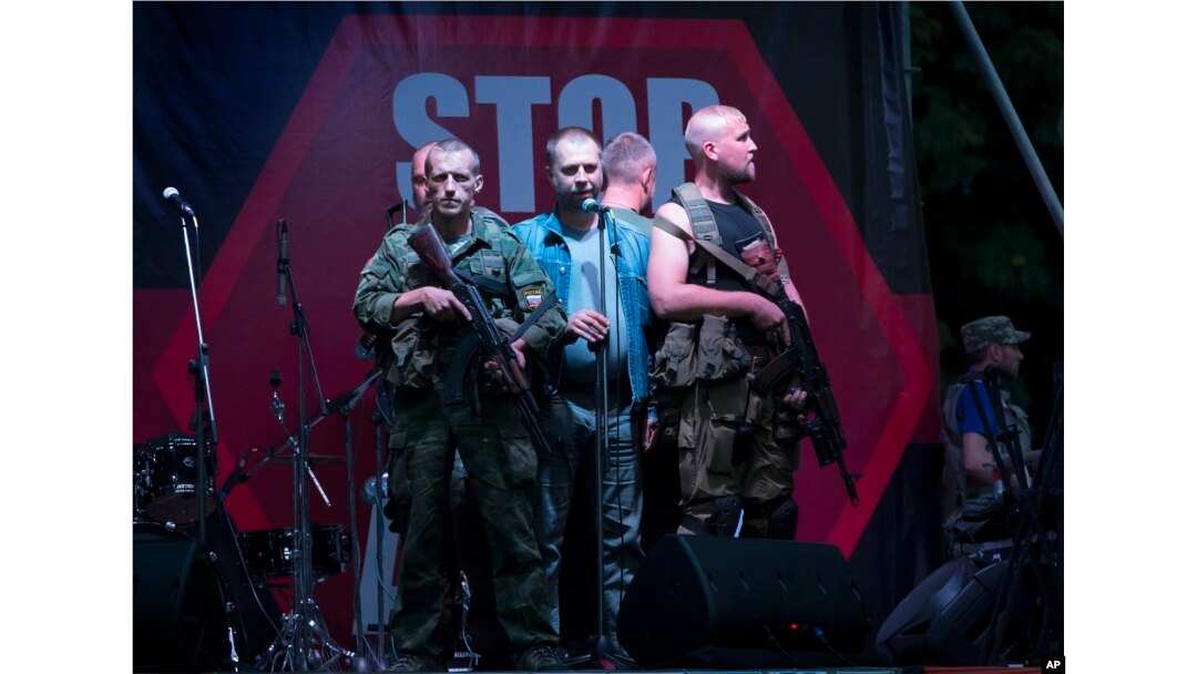 Окупований Донецьк, 13 липня 2014 року. Олександр Бородай (посередині), громадянин Росії, тодішній ватажок угруповання «ДНР», що визнане в Україні терористичним