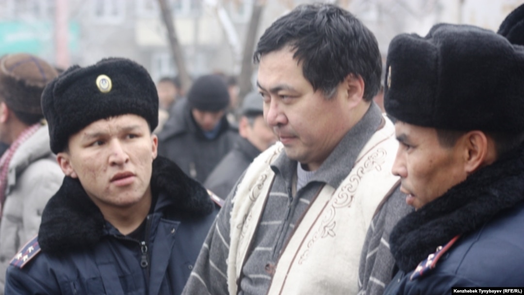 Kazakh opposition activist Ermek Narymbai (center) has been on hunger strike for 40 days. (file photo)
