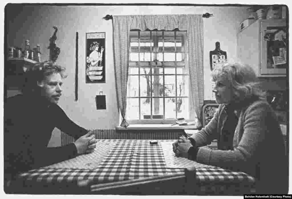 Гавел с первой женой Ольгой в деревне Градечек, 1974 год. Ольга умерла в 1996 году. Она была активной участницей диссидентского движения и подписала «Хартию-77».