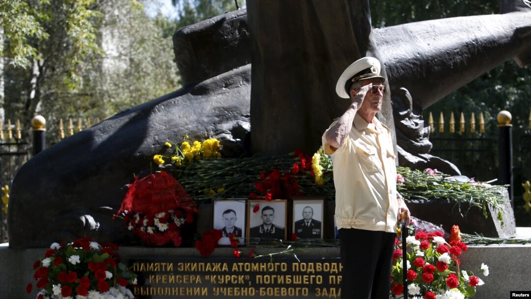 კურსკის კატასტროფის დროს დაღუპულთა მემორიალი. მოსკოვი, 2015 წლის 12 აგვისტო