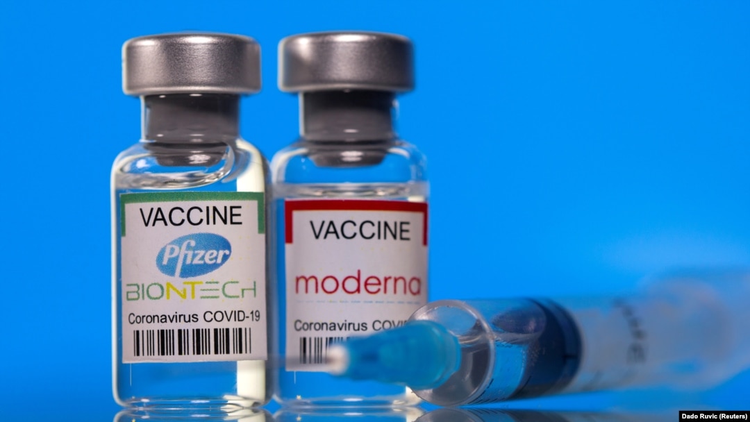 Farmaceutske kompanije Fajzer i Moderna navode da vakcine prilagođene podvarijantama BA.4 i BA.5 neće biti dostupne pre oktobra. (arhivska fotografija)