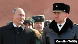 Президент Росії Володимир Путін та міністр оборони РФ Сергій Шойгу беруть участь у церемонії покладання вінків до могили Невідомого солдата біля Кремлівської стіни з нагоди радянського і російського Дня захисника Вітчизни в Москві, 23 лютого 2021 року