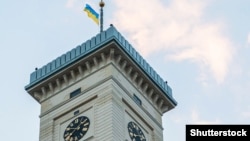 Український прапор на міській ратуші у Львові. Сучасне фото