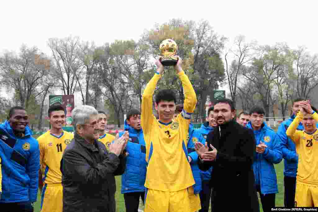 Кыргызстандын футбол боюнча чемпиондугунун жыйынтыгында "Дордой" клубунун оюнчулары 48 упай топтоп чемпион катары кубок менен сыйланышты. Канттын "Абдыш-Ата" клубу 40 упай менен күмүш байгеге татыды. Бишкектик "Алга" 35 упай менен үчүнчү орунду алды. Былтыркы чемпион Оштун “Алай” клубу бул сапар 32 упай менен төртүнчү катардан орун алды. "Алдиер" (Куршаб) бешинчи, "Ала-Тоо" (Нарын) алтынчы, "Нефтчи" (Кочкор-Ата) жетинчи ал эми "Манас" (Бишкек) клубу сегизинчи катарга жайгашты. Кыргызстандын чемпиондугунда алтын жана күмүш байгелерди алган клубдар 2015-жылы Азиялык Футбол Конфедерациясынын кубогу үчүн мелдештерге катышат. "Абдыш-Ата" квалификациялык мелдештерден, ал эми "Дордой" тайпалык тандоо оюндарынан мөрөй талашууга чыгат. 