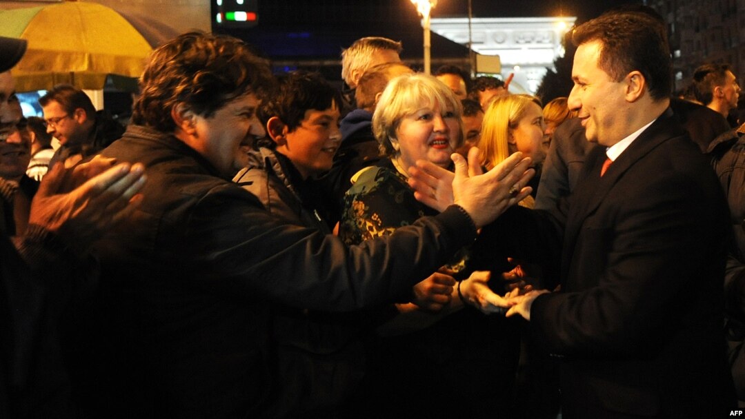 Predsednik VMRO DPMNE Nikola Gruevski sa pristalicama slavi pobedu na lokalnim izborima