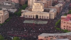 Десятки тисяч протестувальників на центральній площі Єревана – відео з дрона