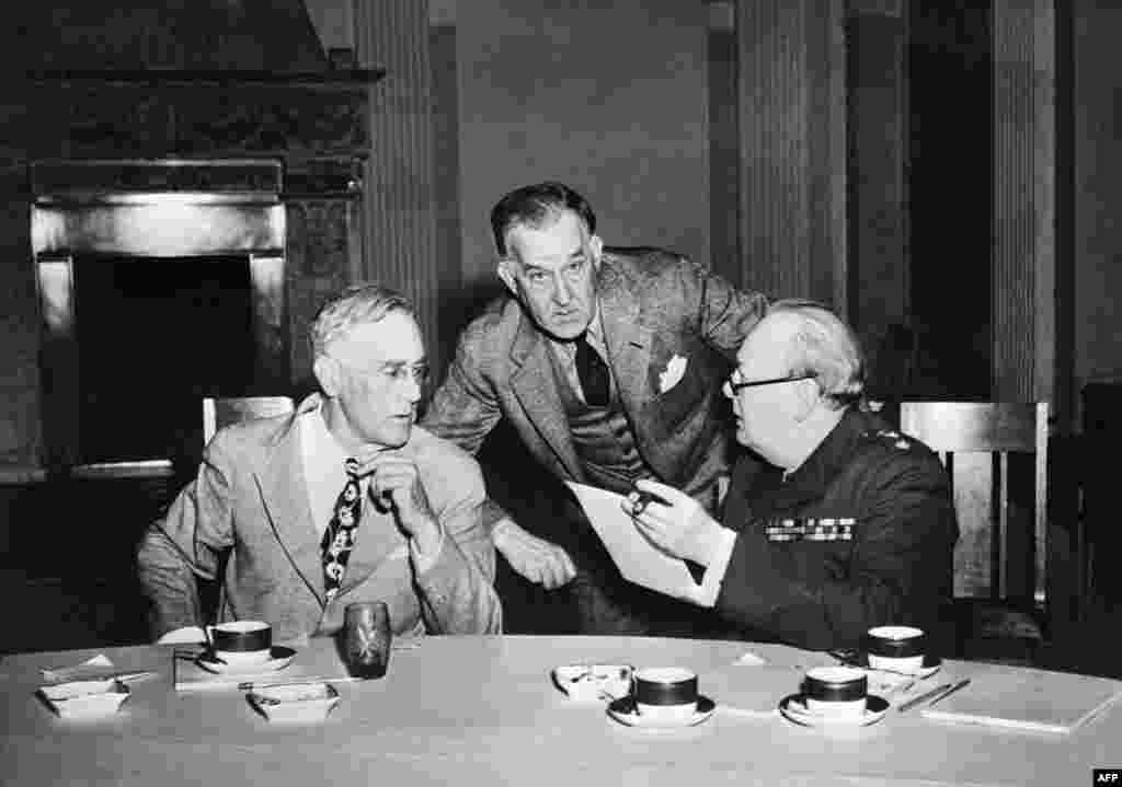 4 февраля 1945 года. Президент Рузвельт и его пресс-секретарь Стив Эрли совещаются с британским премьером Уинстоном Черчиллем. 