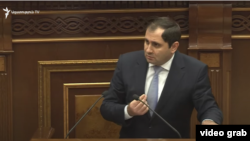 Պաշտպանության նախարար Սուրեն Պապիկյանը խորհրդարանում, արխիվ