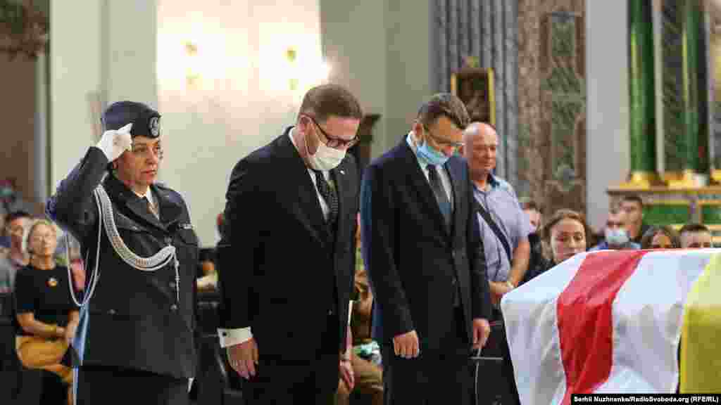 Посол Польщі Бартош Ян Ціхоцький (в центрі) 