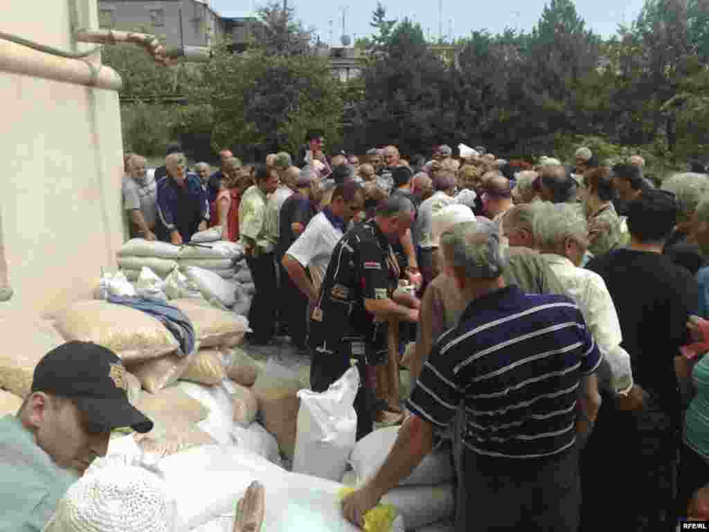 Раздача гуманитарной помощи в Гори, 12 августа 2008 года. 